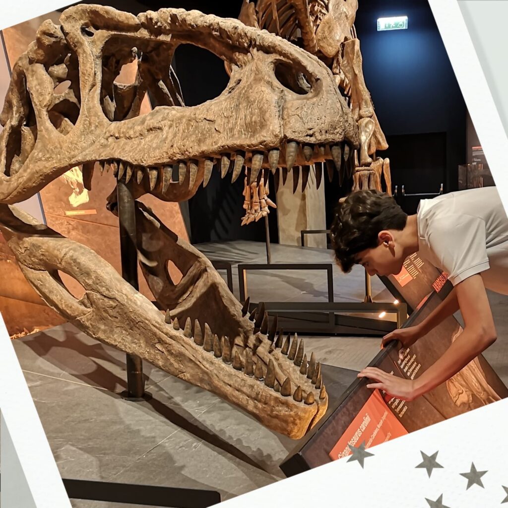 Dinosaurios, poemas, ciencia , música y literatura en Caixaforum 8